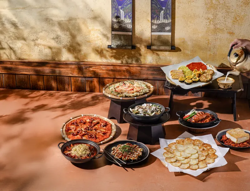 전과 부침 요리를 한 상에 차린 할매기름집 메뉴 연출 사진