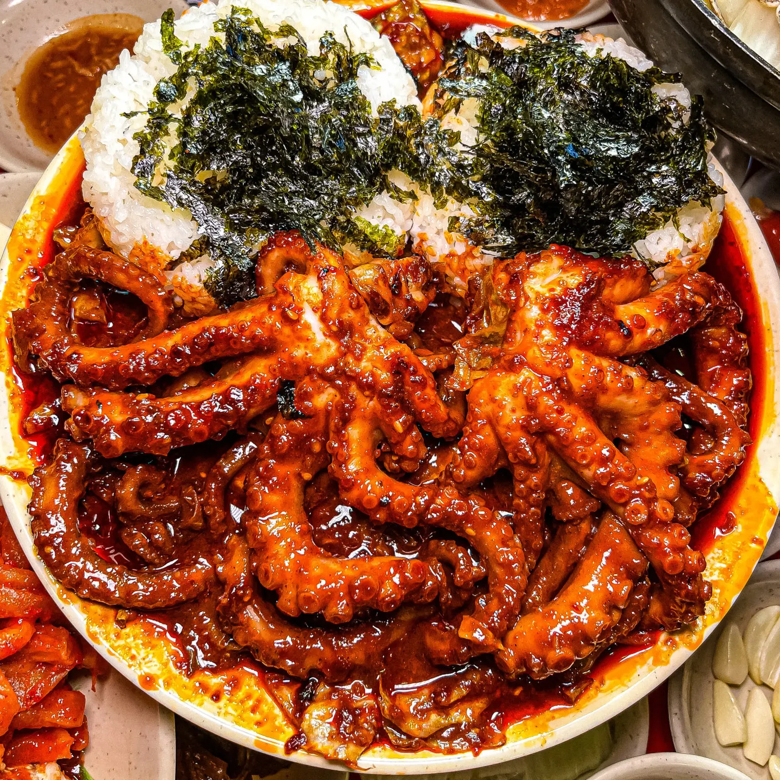 김을 올린 밥 위에 윤기 나는 직화 낙지볶음을 얹은 오봉집 메뉴 클로즈업